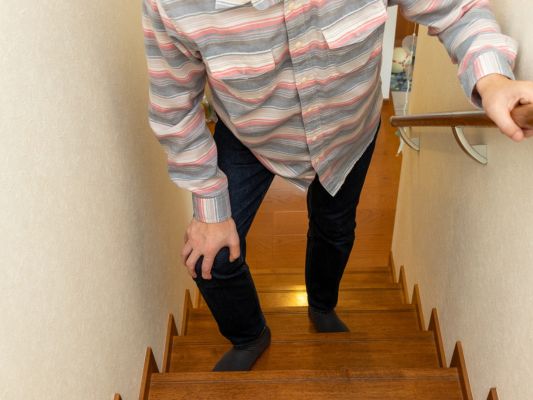 股関節が痛く階段上がれない原因と正しい改善法の画像