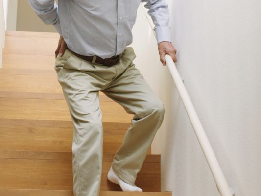 階段の下りで股関節が痛い人の正しい改善ステップの画像